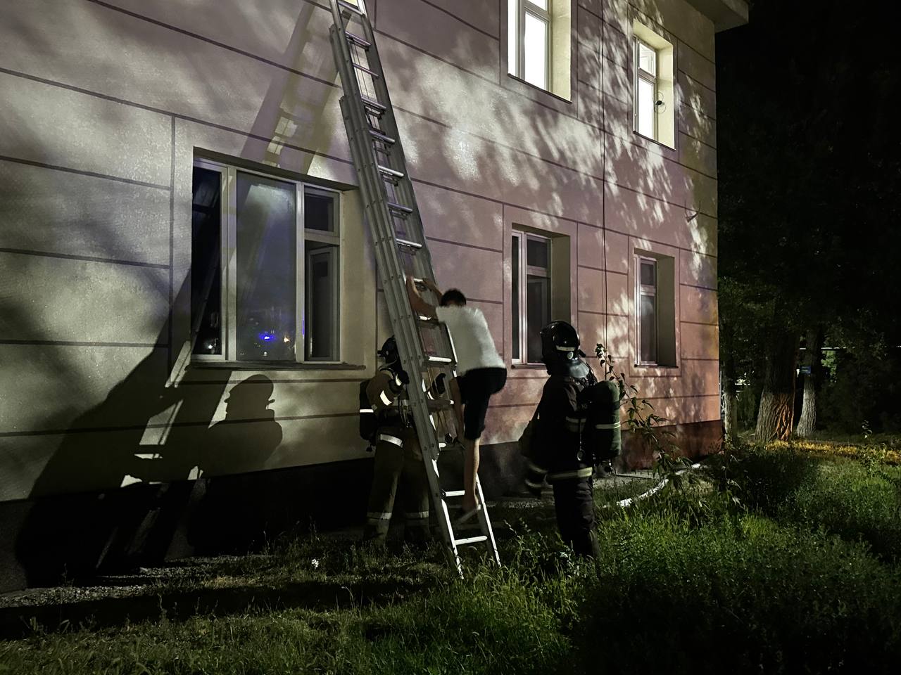 өрт сөндірушілер ғимаратқа түнде сатыны орналастыруда
