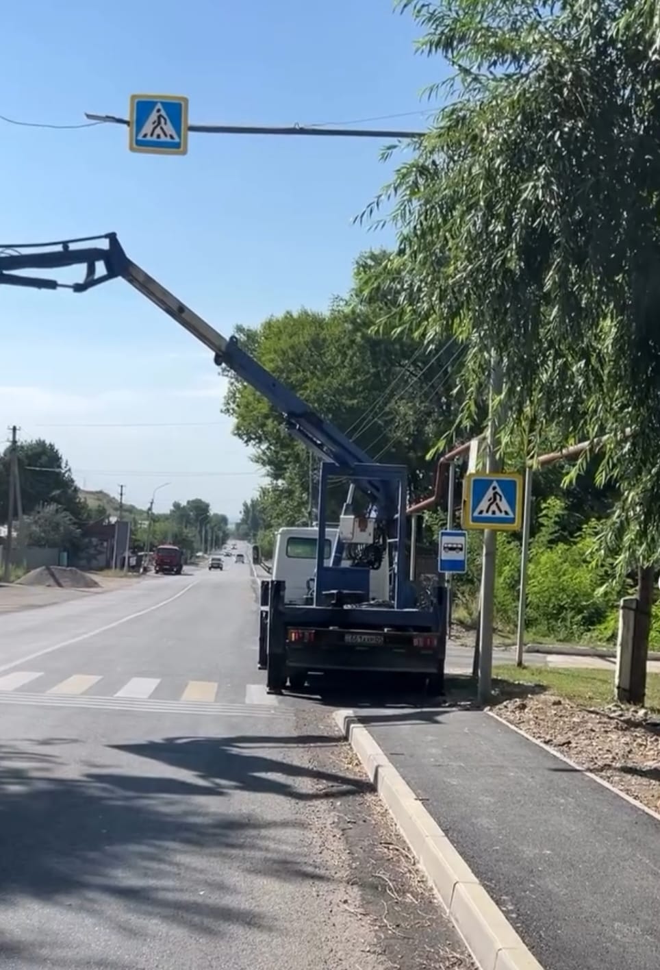 Рахат ауылдық округіне қарасты елді мекендерде тұрғындардың қауіпсіздігін қамтамасыз ету және көшелерді сапалы жарықтандыру мақсатында жанбай қалған шамдарды ауыстыру, жарықтандыру жүйесіндегі ақауларды түзету, сондай-ақ механикалық зақымданған және майысқан бағаналарды ауыстыру жұмыстары жүргізілуде.
