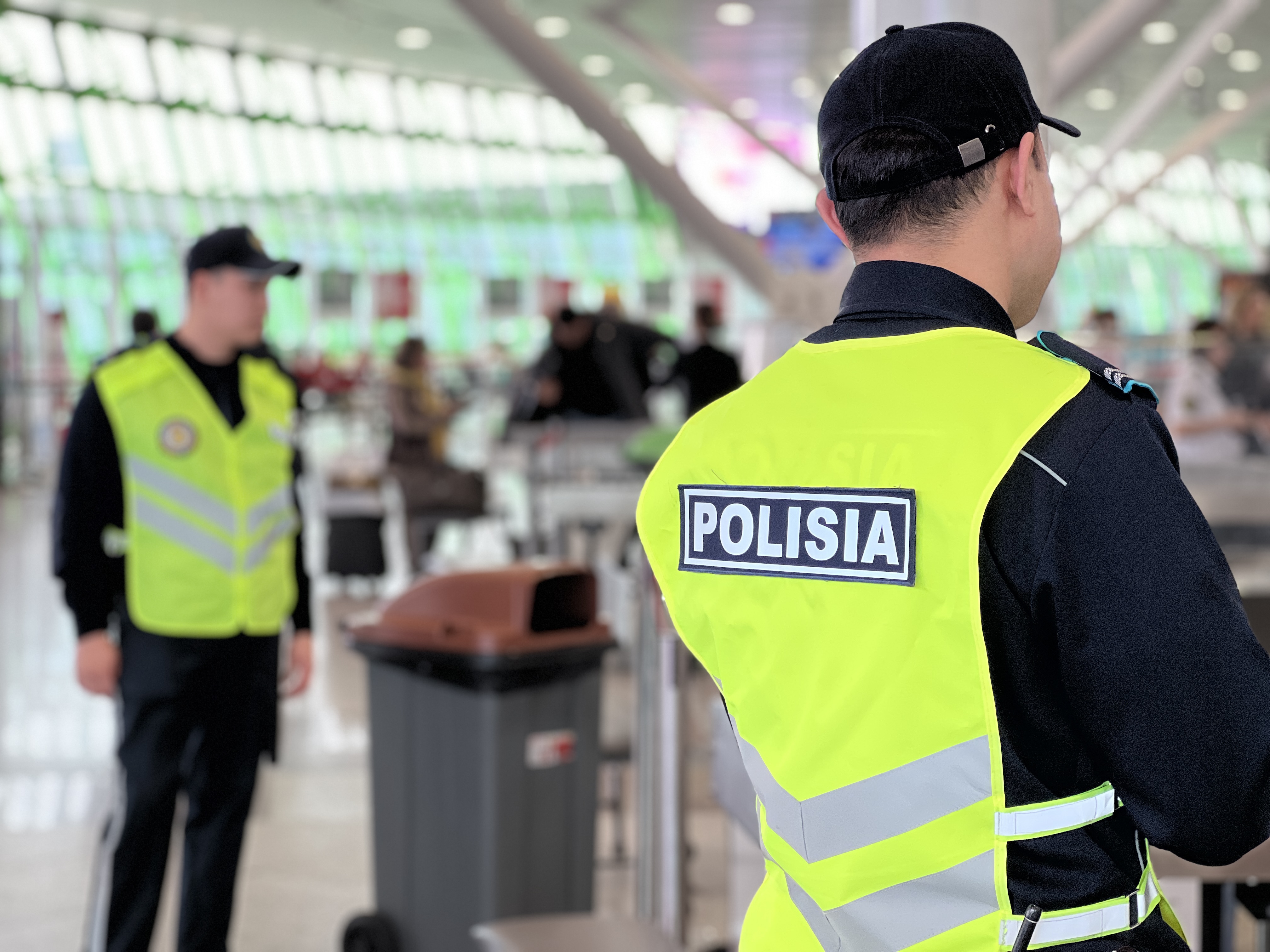 В аэропорту Атырау транспортные полицейские выявили 6 женщин в никабах