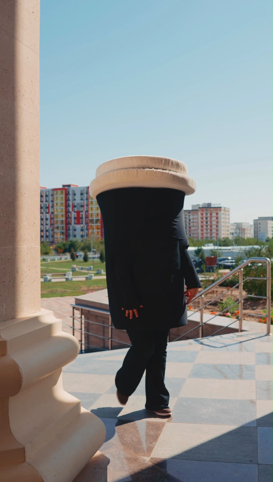 ☕️ Таң кофе ішуден басталады — тіпті сайлау учаскесінде де!