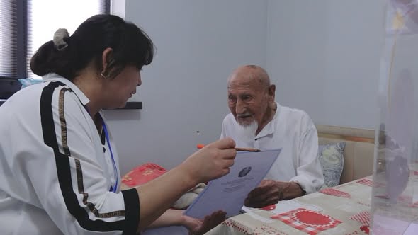 КУРУЛТАЙ: В САРЫАГАШСКОМ РАЙОНЕ 103-ЛЕТНИЙ ВЕТЕРАН ВОВ ПРОГОЛОСОВАЛ НА ВЫБОРАХ
