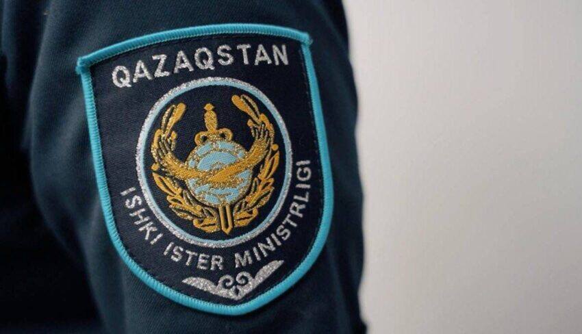 Ақтөбеде полиция қызметкерлері адасып қалған қызды ата-анасына аман-есен табыстады