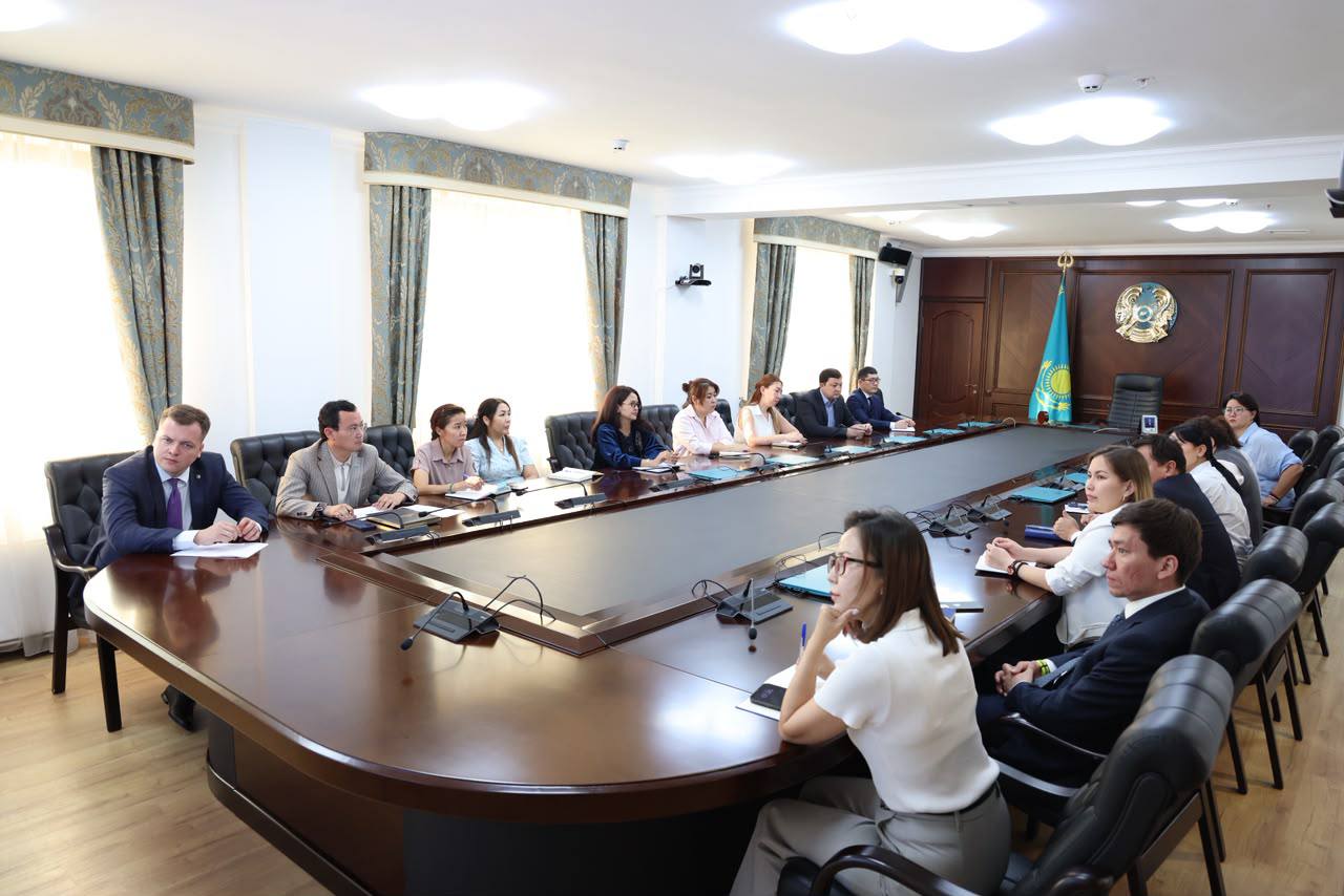 Жоғары Сот Кеңесі Аппараты қызметкерлері үшін құқықтық жалпыоқыту бағдарламасын іске асыру аясында мемлекеттік қызметшілердің кәсіби деңгейі мен құқықтық мәдениетін арттыруға бағытталған кезекті оқыту семинарлары өткізілді.