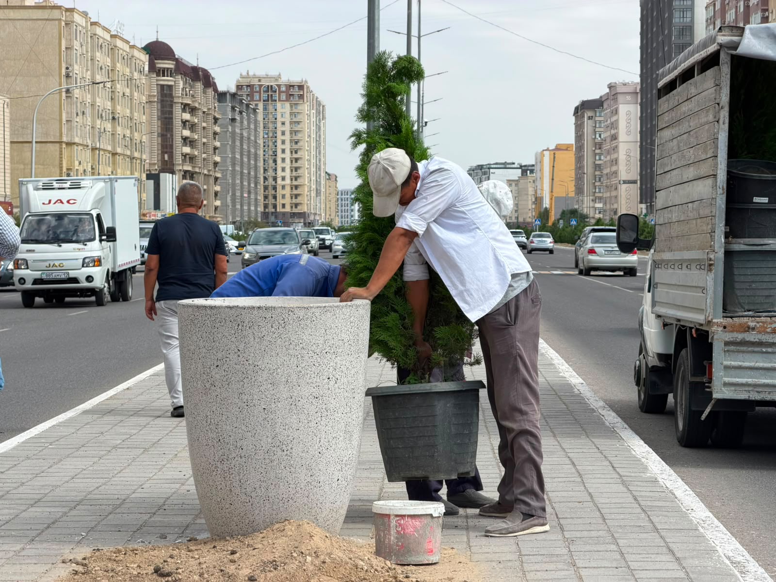 Ақтау қаласында 50 сәндік құмыра орнатылды