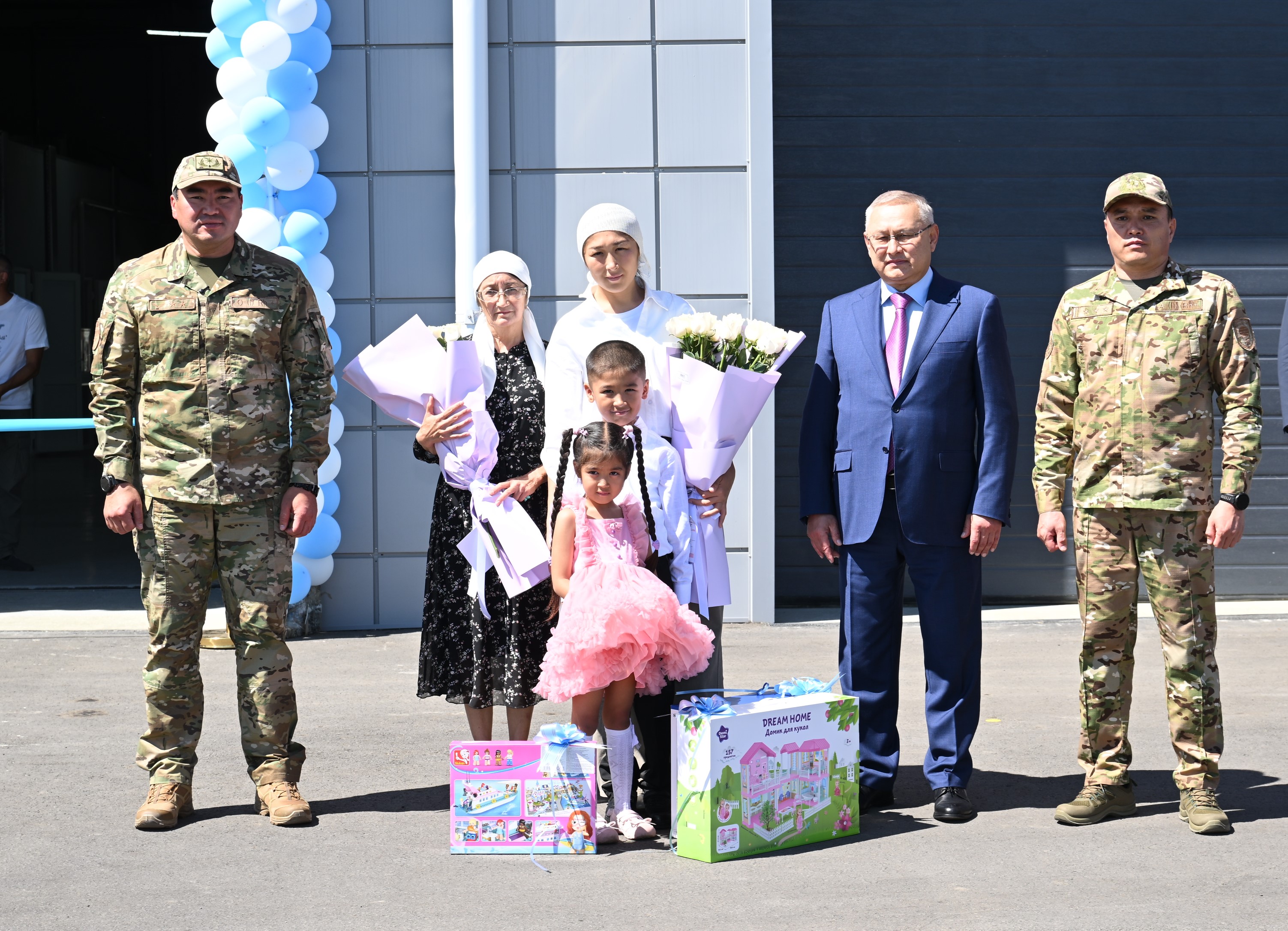Бейбіт Исабаев, ТЖ министрі Шыңғыс Әрінов және Дамира Тарановтың отбасы