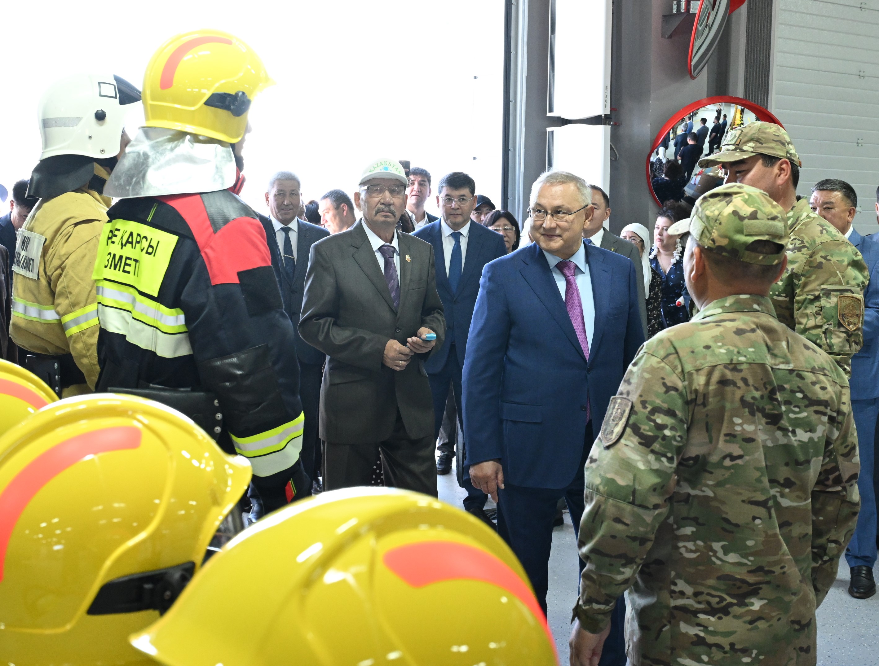 Костюм киген ресми тұлғалардың өрт сөндірушілермен және әскерилермен кездесуі.