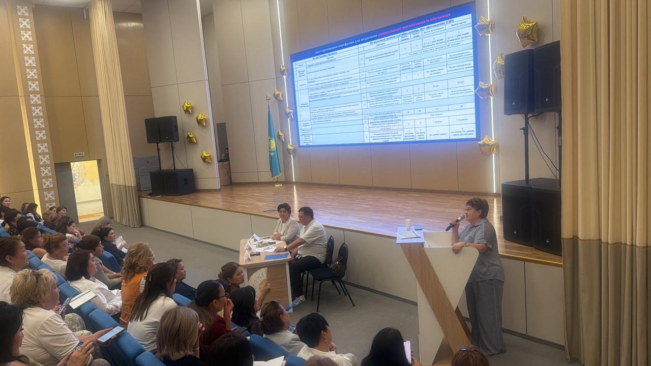 Бүгін Алматы қаласының Білім саласында сапаны қамтамасыз ету департаментінің бөлім басшылары Омарова Г.Т. , Усенов Б.С. және Алматы қаласы Білім басқармасының қызметкерлерімен бірлесіп, мектепке дейінгі білім беру мекемелерінің басшыларына арналған семинар-кеңес №222 және №146 мектептерінде өткізді.
