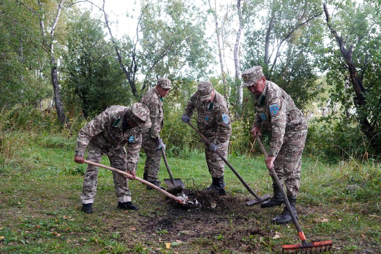 Асу-Бұлақ орман шаруашылығының қызметкерлері Шыбындыкөл көлінің жағалауын қоқыстан тазартты