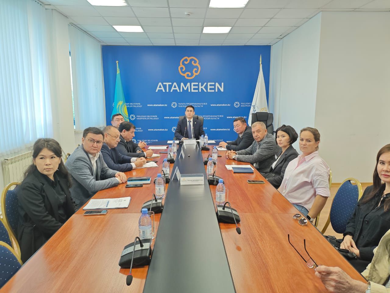 Бүгін Павлодар облысының "Атамекен" өңірлік кәсіпкерлер палатасының алаңында Челябинск қаласындағы "Қазақстан" сауда үйі басшысының Павлодар облысының кәсіпкерлерімен онлайн-кездесуі өтті.