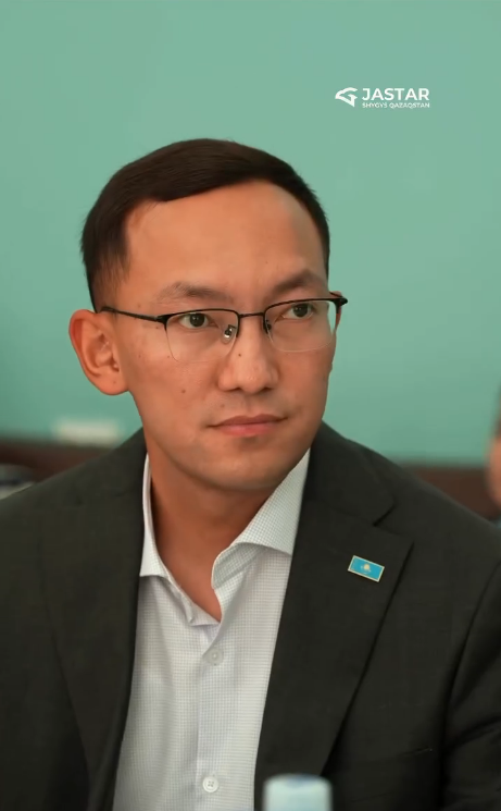 Қазақстан Республикасындағы Адам құқықтары жөніндегі уәкіл жанындағы «Еркіндік рухы» жастар қанатының мүшесі Әлібеков А.А. қауіпсіз мінез-құлық, жұмысқа орналасу және шетелге шығу мәселелеріне арналған дөңгелек үстел аясында жұмыс істейтін жастардың құқықтарын қорғау бойынша уәкілетті мемлекеттік органдармен бірлесіп атқарылған жұмыстар туралы ақпарат берді.