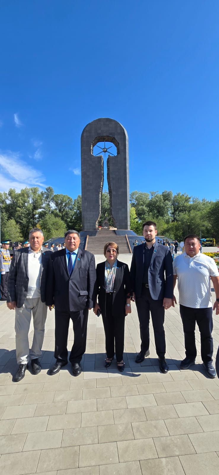 СЕМЕЙ ЖҰРТШЫЛЫҒЫ ЯДРОЛЫҚ СЫНАҚ ҚҰРБАНДАРЫН ЕСКЕ АЛДЫ