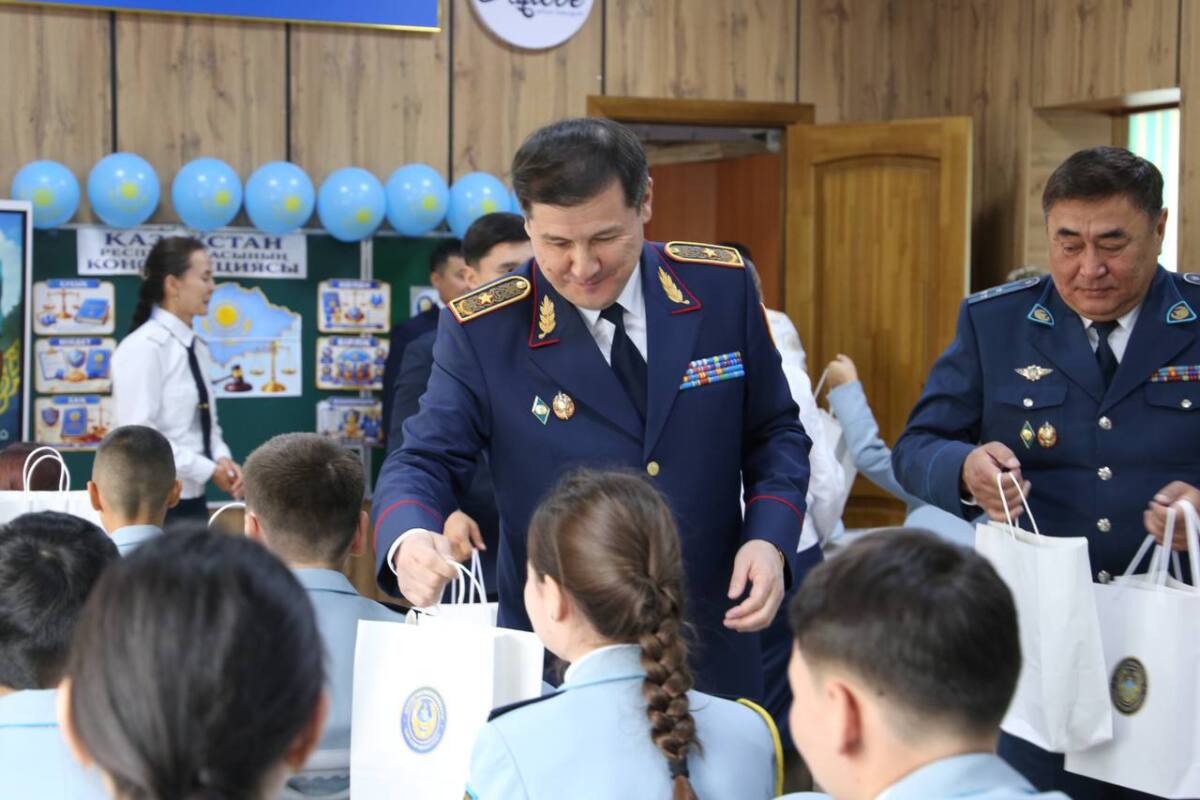 Ақтөбе облысында полицейлер оқушыларға ерекше көңіл-күй сыйлады