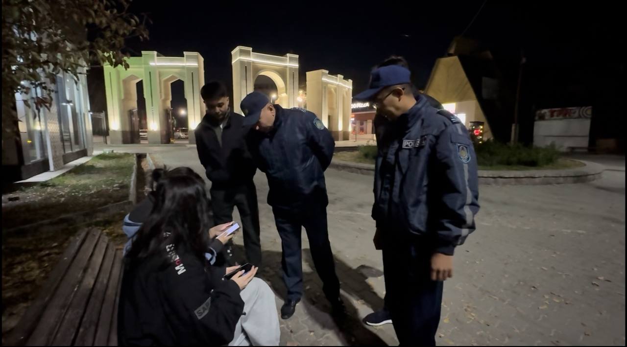 Жетісу облысында полицейлер жасөспірімдер арасындағы құқық бұзушылықтардың алдын алу бойынша түнгі рейдтер өткізуде