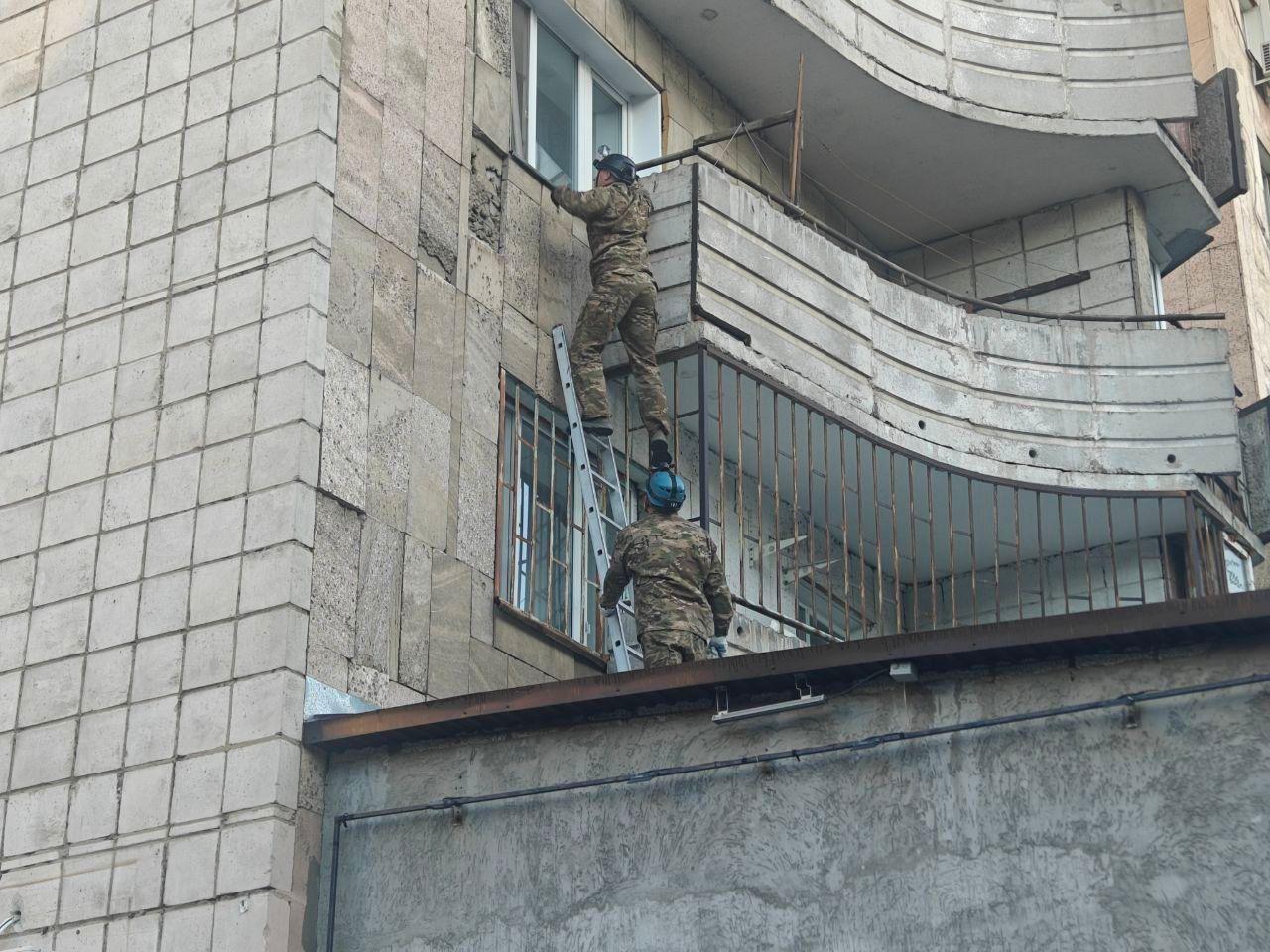 Павлодарда қарт әйелге құтқарушылардың көмегі қажет болды