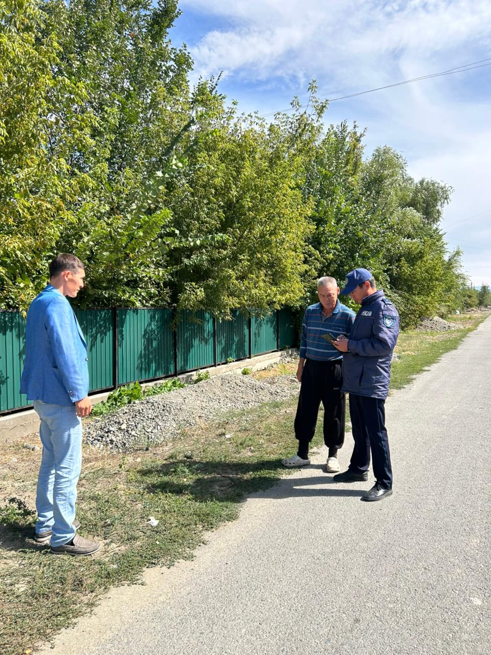 Қарабөгет ауылдық округінде «Таза Қазақстан» экологиялық акциясы аясында округ әкімі мен полиция қызметкерлерінің қатысуымен ауыл аумағында аула аралау жұмыстары жүргізілді.