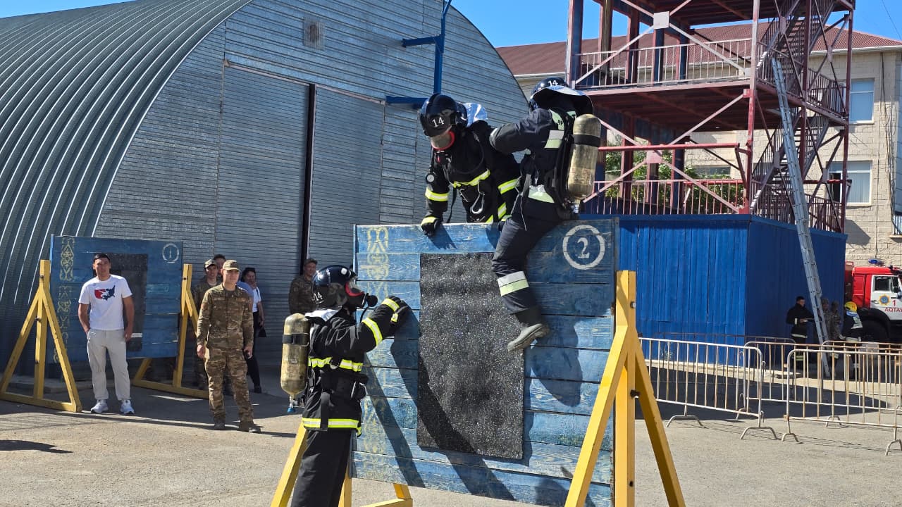 Өрт сөндірушілердің арнайы жабдықтармен кеденді асырып өту жаттығуы.