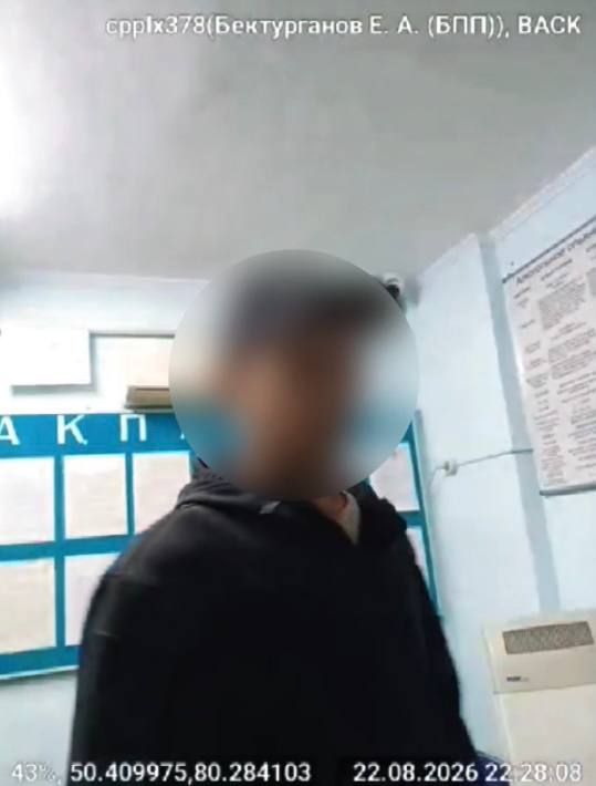 Нөмірсіз мотоцикл, мас жүргізуші: Абай облысының полицейлері қауіпті жүргізушінің жолын кесті.
