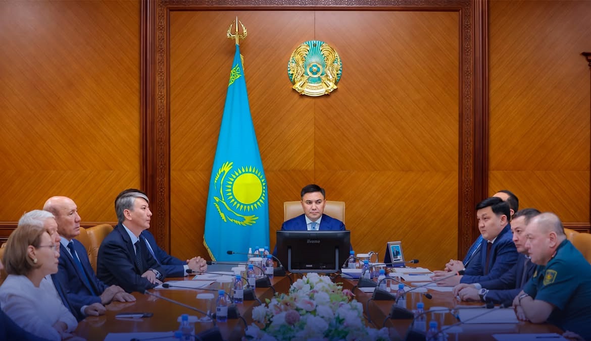 АППАРАТ ОТЫРЫСЫ: ӨЗЕКТІ МӘСЕЛЕЛЕР ҚАРАЛДЫ