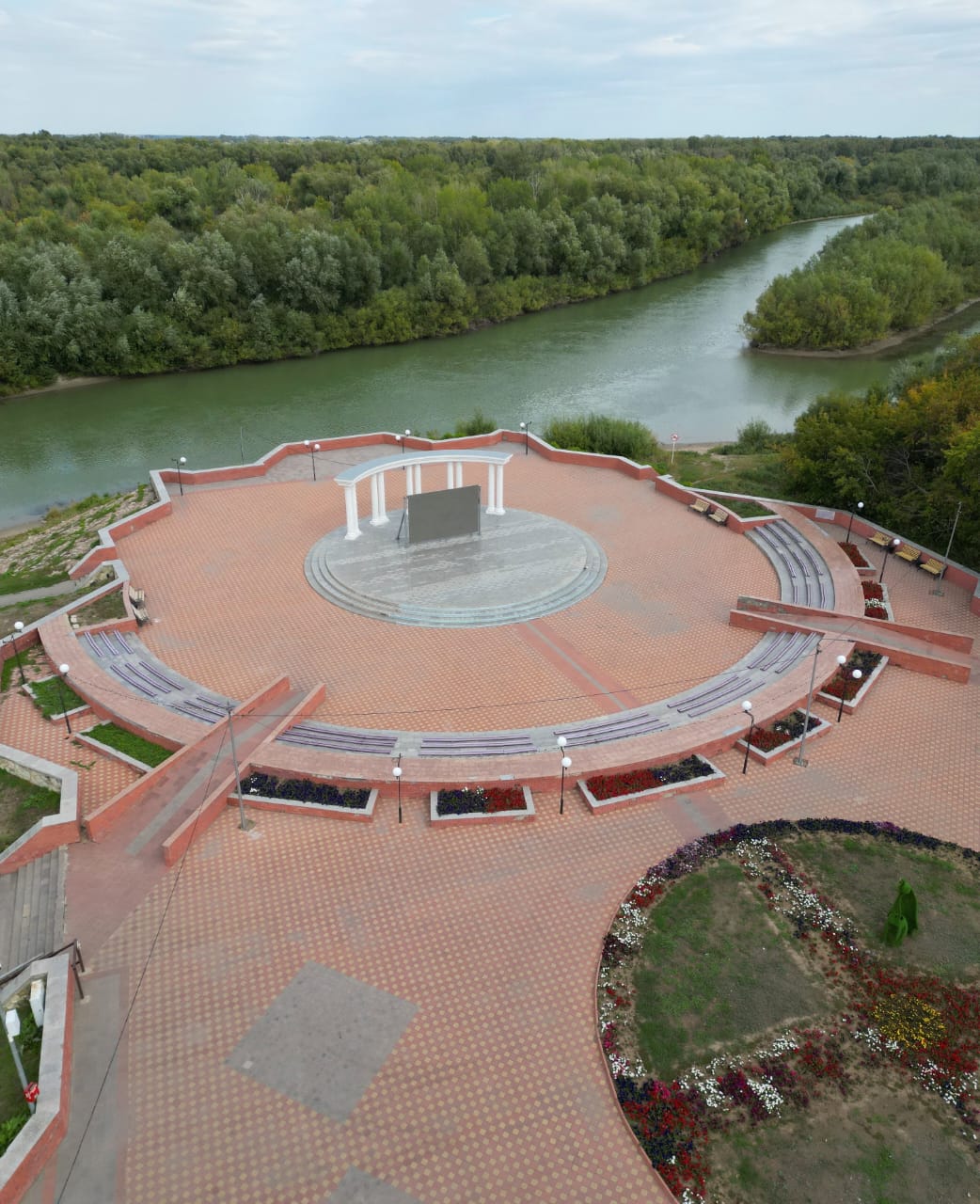 Павлодар облысының әкімі Асайын Байханов Ақсу қаласына жасаған жұмыс сапары барысында абаттандыру және қалалық ортаны дамыту, коммуналдық инфрақұрылымды жаңарту жобаларының іске асырылу барысымен, сондай-ақ қаланың алдағы жылу беру маусымына дайындығымен танысты