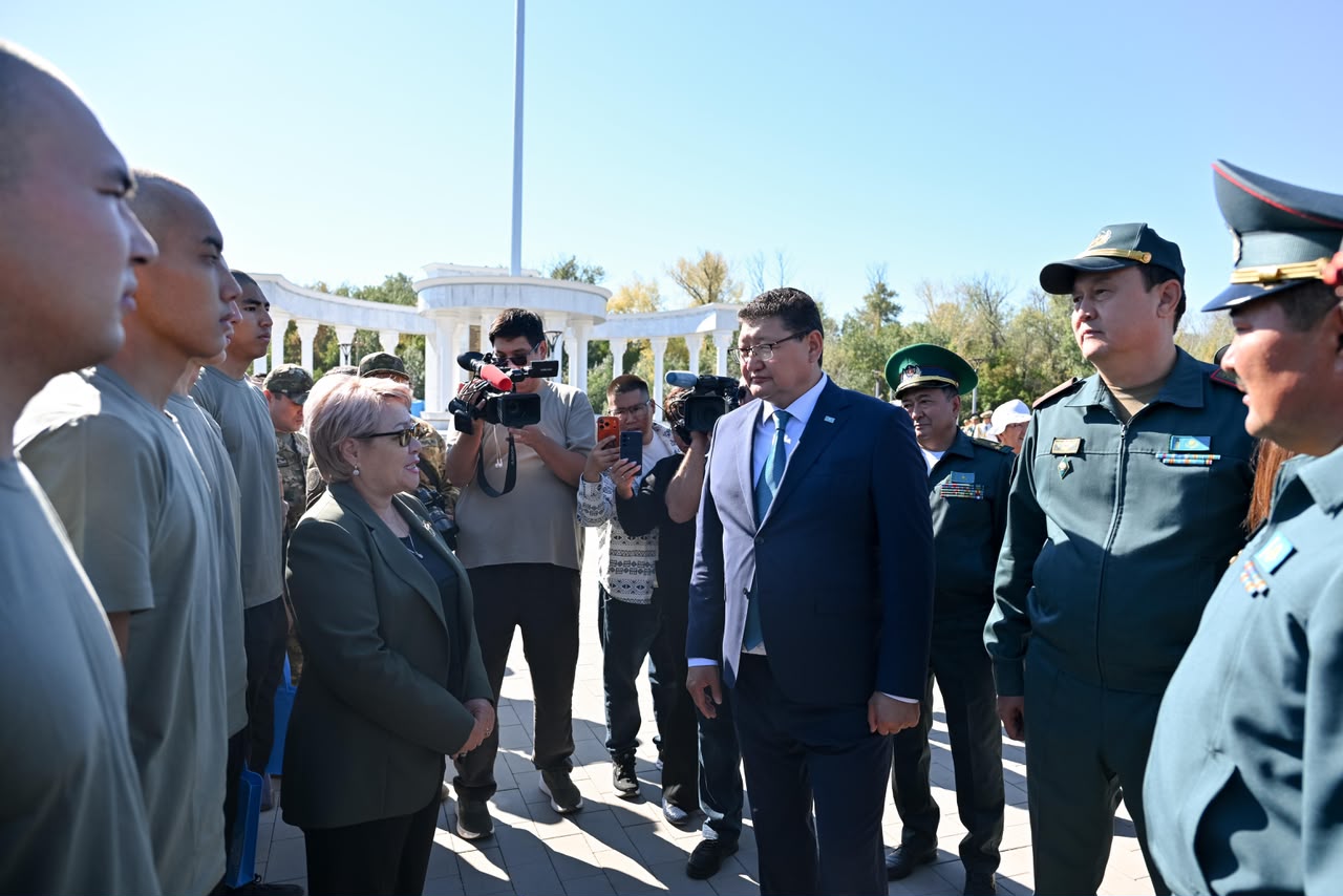 Костюм киген ресми тұлға мен әскерилердің кездесуі.