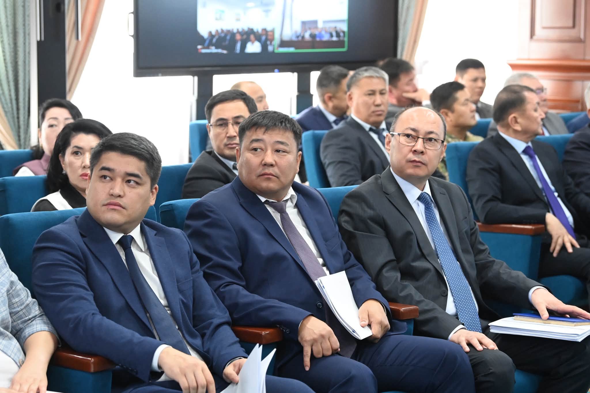 Костюм киген ер адамдардың жиналыста отырған сәті.