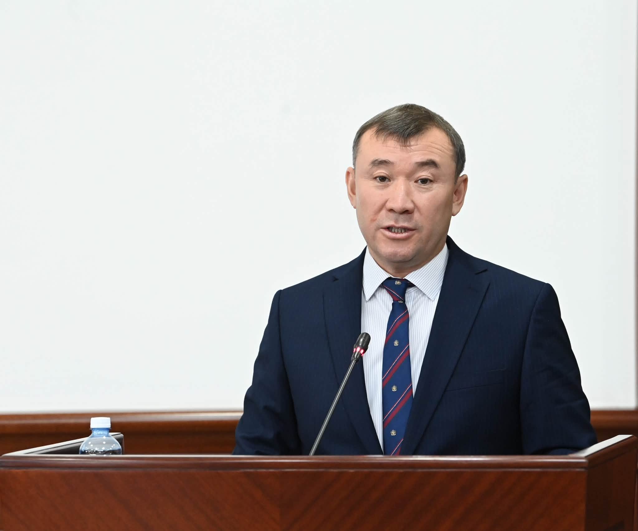 Әділжан Рахымжанұлы Сәулебаев сөз сөйлеп тұр.