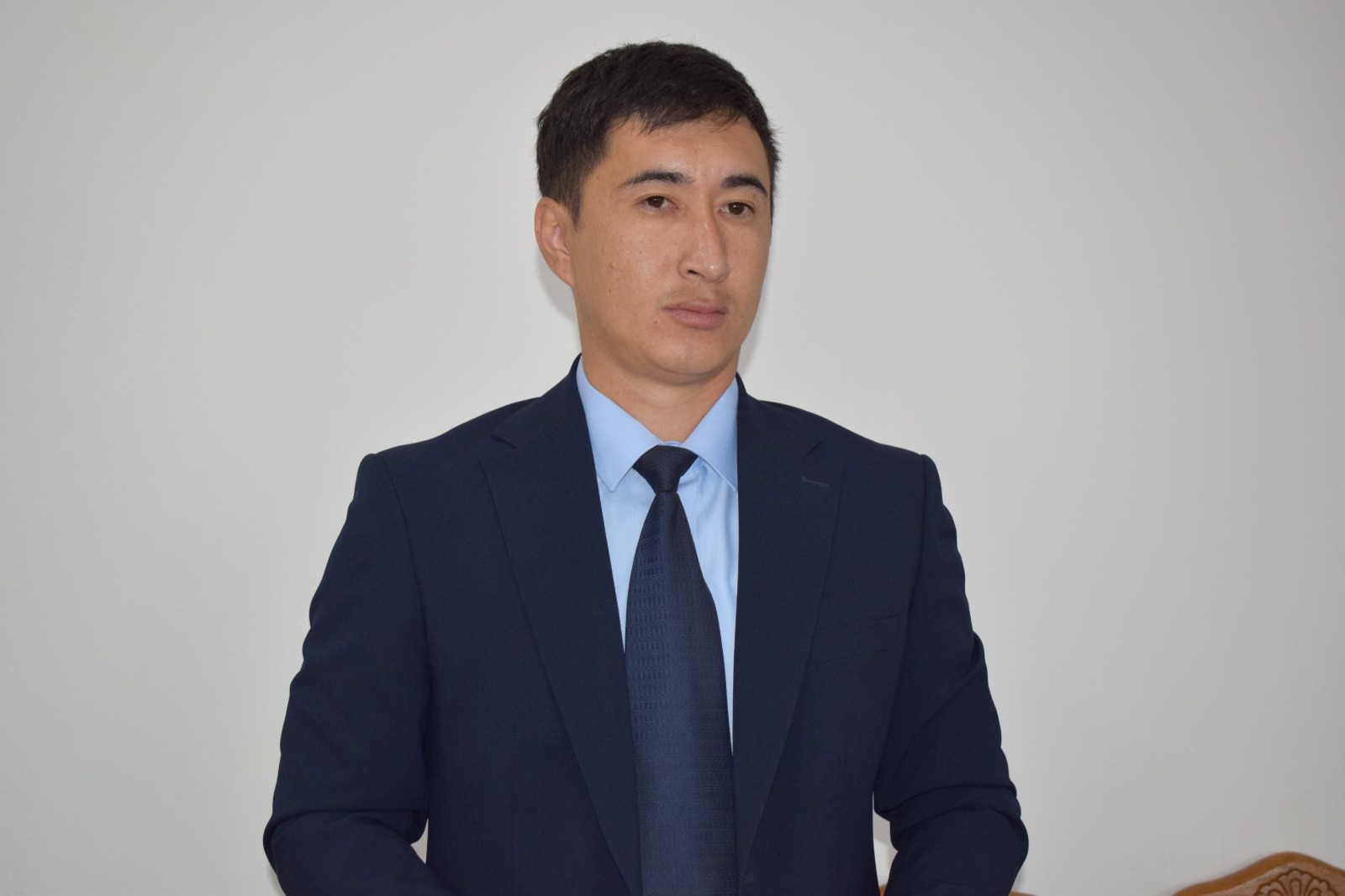 Ер адам баяндама жасап тұр