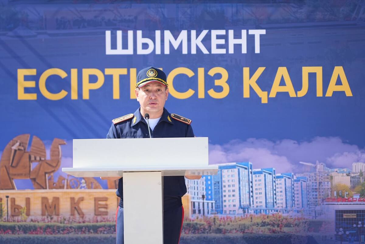 «Шымкент — есірткісіз қала» атты іс-шарада сөйлеп тұрған полиция қызметкері.