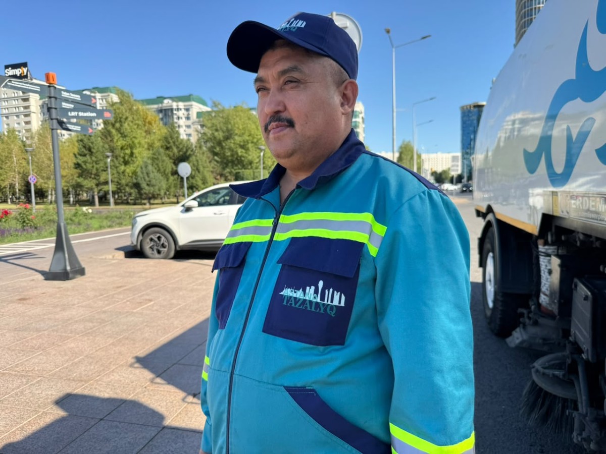 «Күндіз де, түнде де»: елорда көшелерін тазалайтын жүргізуші жұмысы туралы айтты