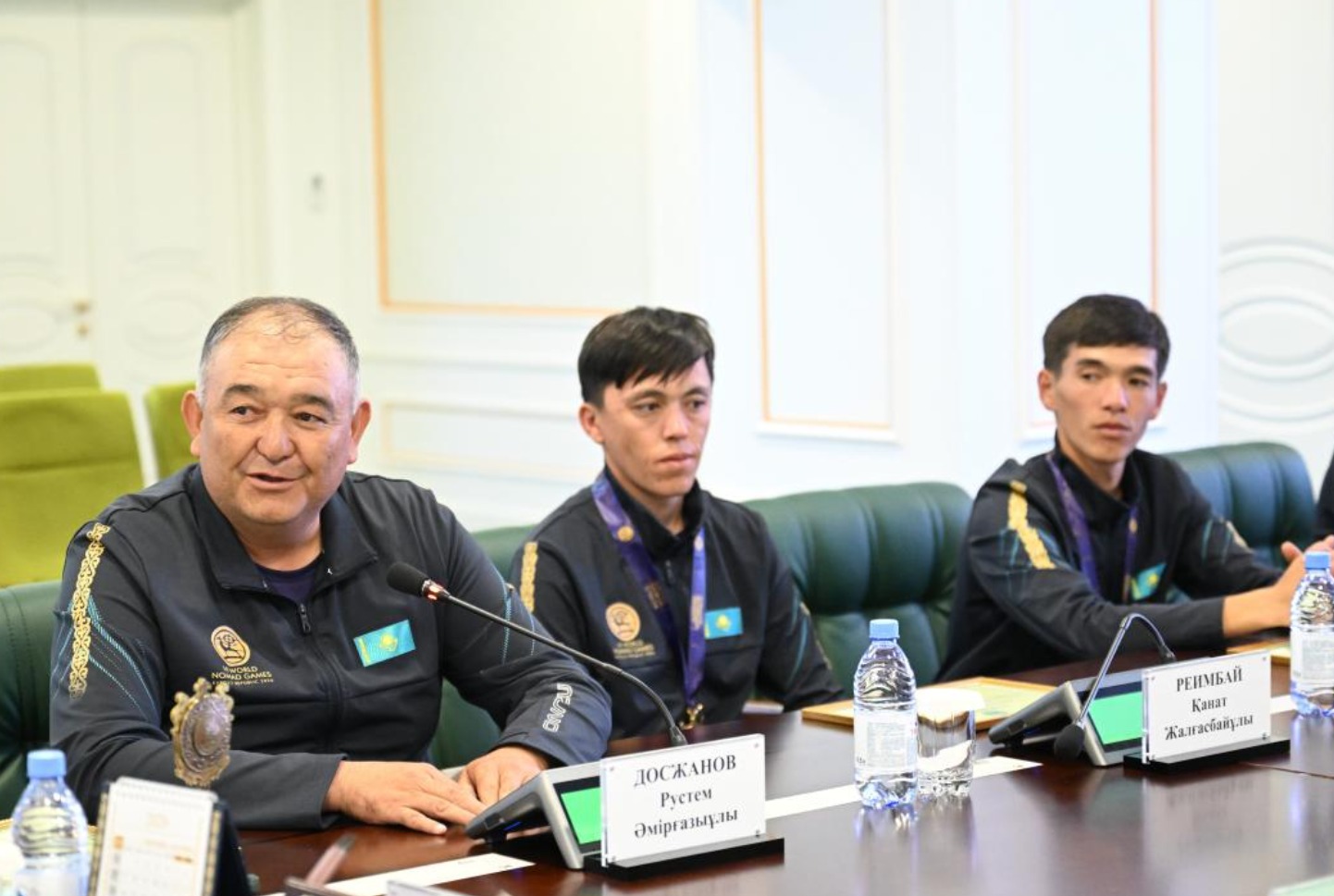 Кездесуде отырған ер адамдар.