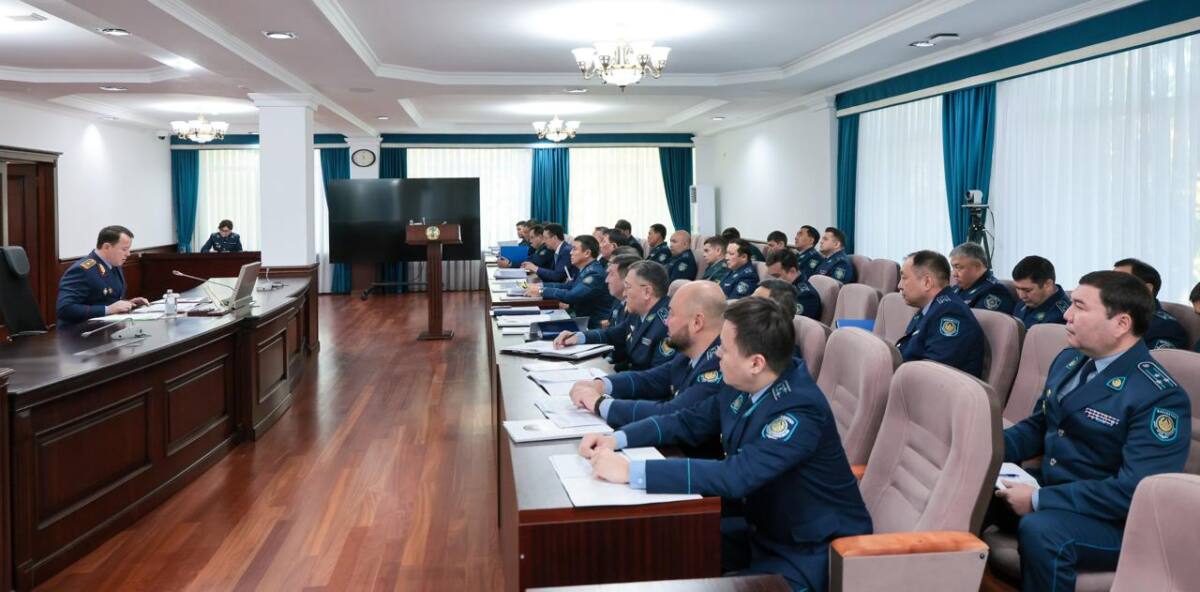 Форма киген полиция қызметкерлерінің кеңес болып жатқан залынан сурет