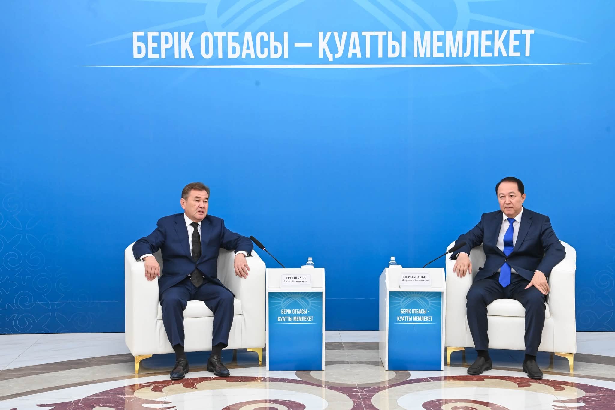 «Берік отбасы – қуатты мемлекет» шарасында облыс әкімі Мұрат Ергешбаев пен оның орынбасары Мейрамбек Шермағанбет отыр.