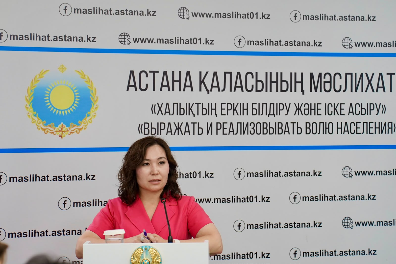 Астана қаласының мәслихатының алдында сөйлеп тұрған әйел.