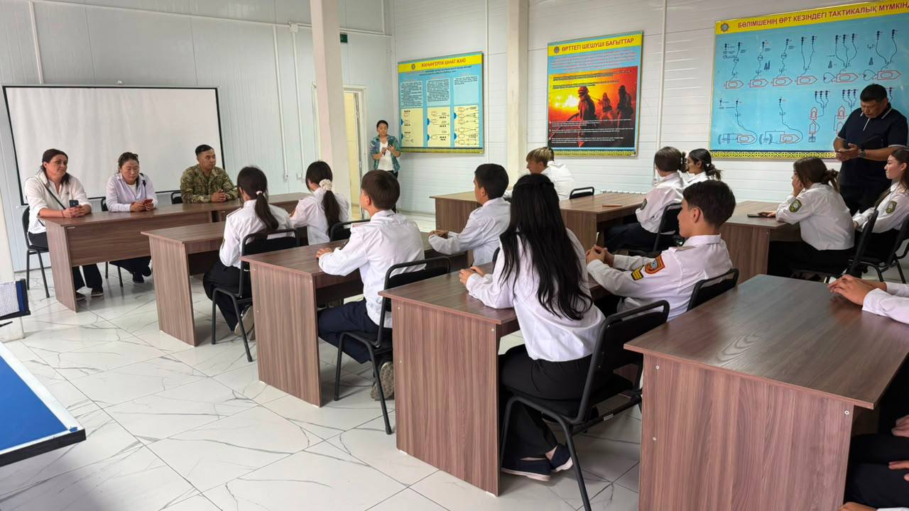 Оқу аудиториясында сабақ үстіндегі студенттер мен оқытушы.