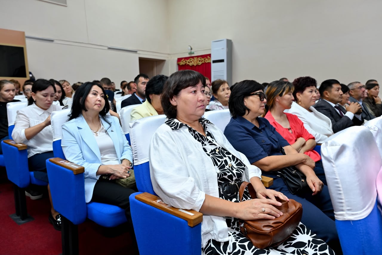 Залға жиналған адамдардың отырып, баяндаманы тыңдап жатқан сәті.