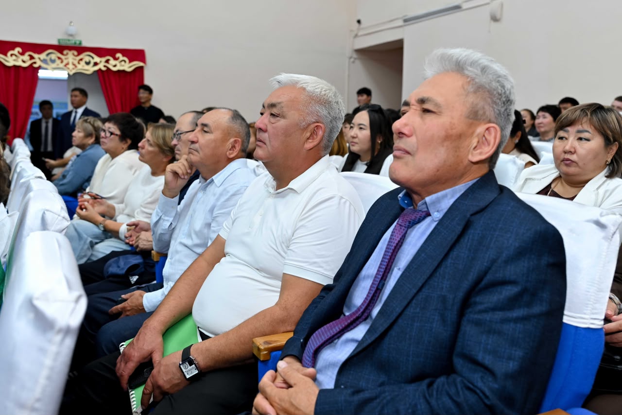 Жиналысқа қатысып отырған адамдар тобы.