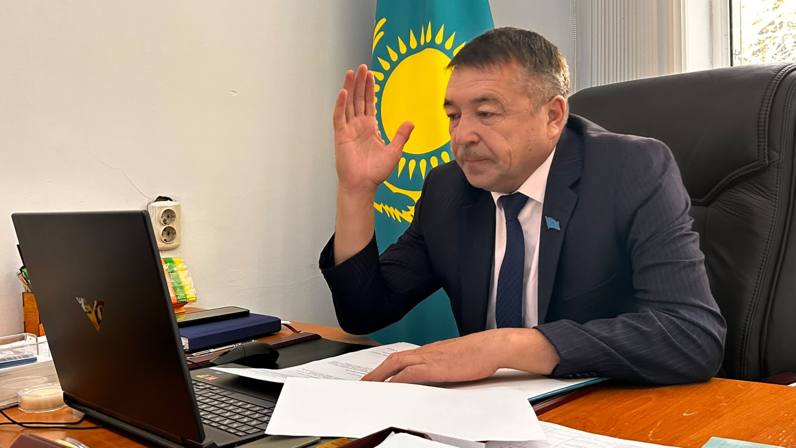 Мақаншы ауданы мәслихатының төрағасы күн тәртібіндегі сұрақтар бойынша дауыс беруде.