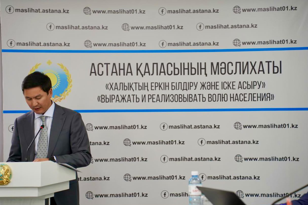 Астана қаласының мәслихаты алдында сөйлеп тұрған ер адам.