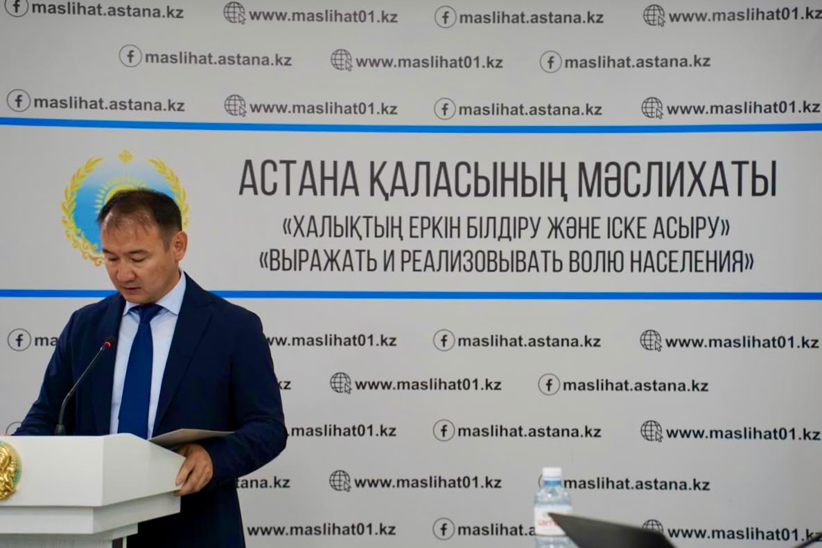 Астана қаласының мәслихаты алдында сөйлеп тұрған ер адам.