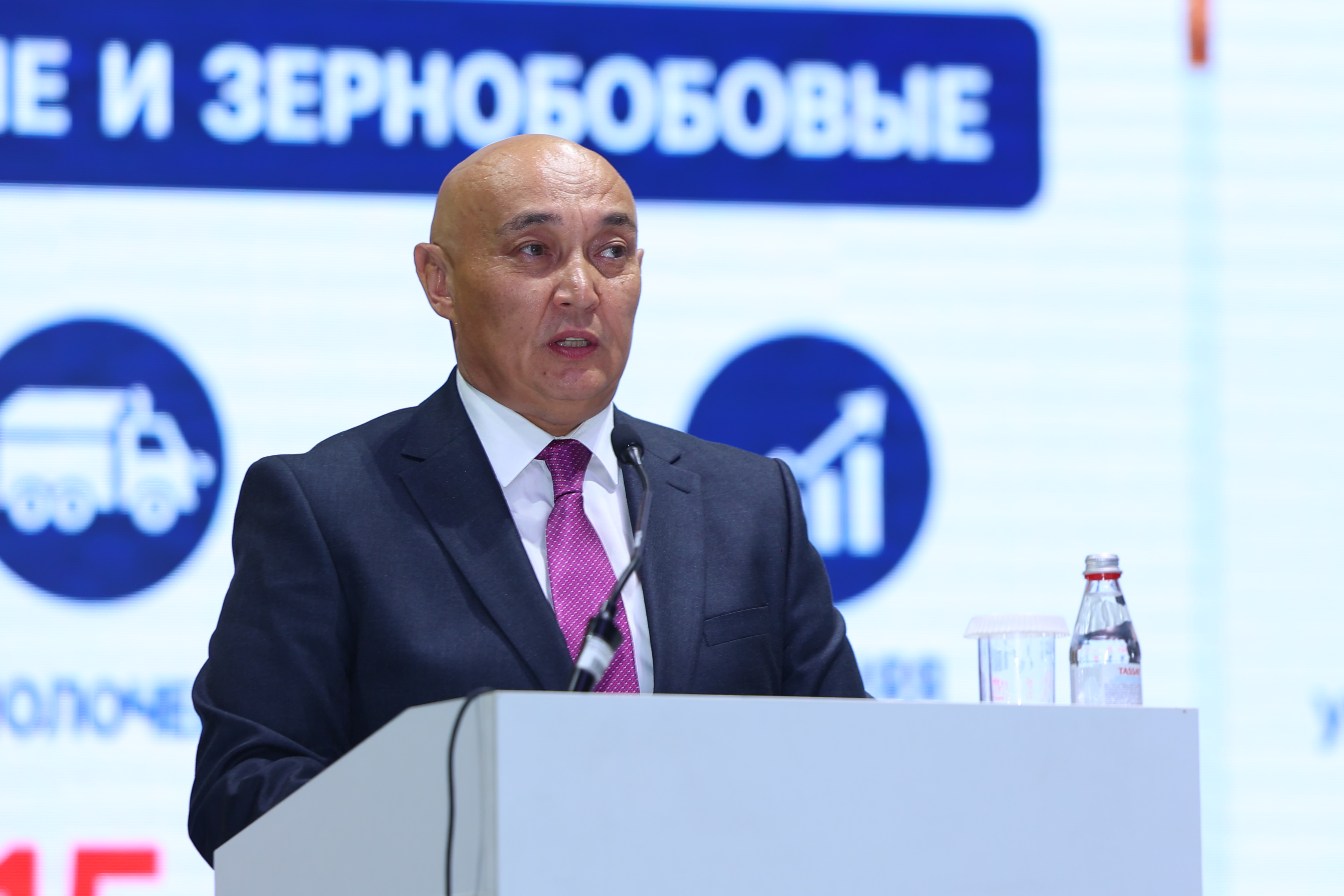 Әлеуметтік-экономикалық дамуға арналған кездесуде өңір өкілінің сөз сөйлеуі.