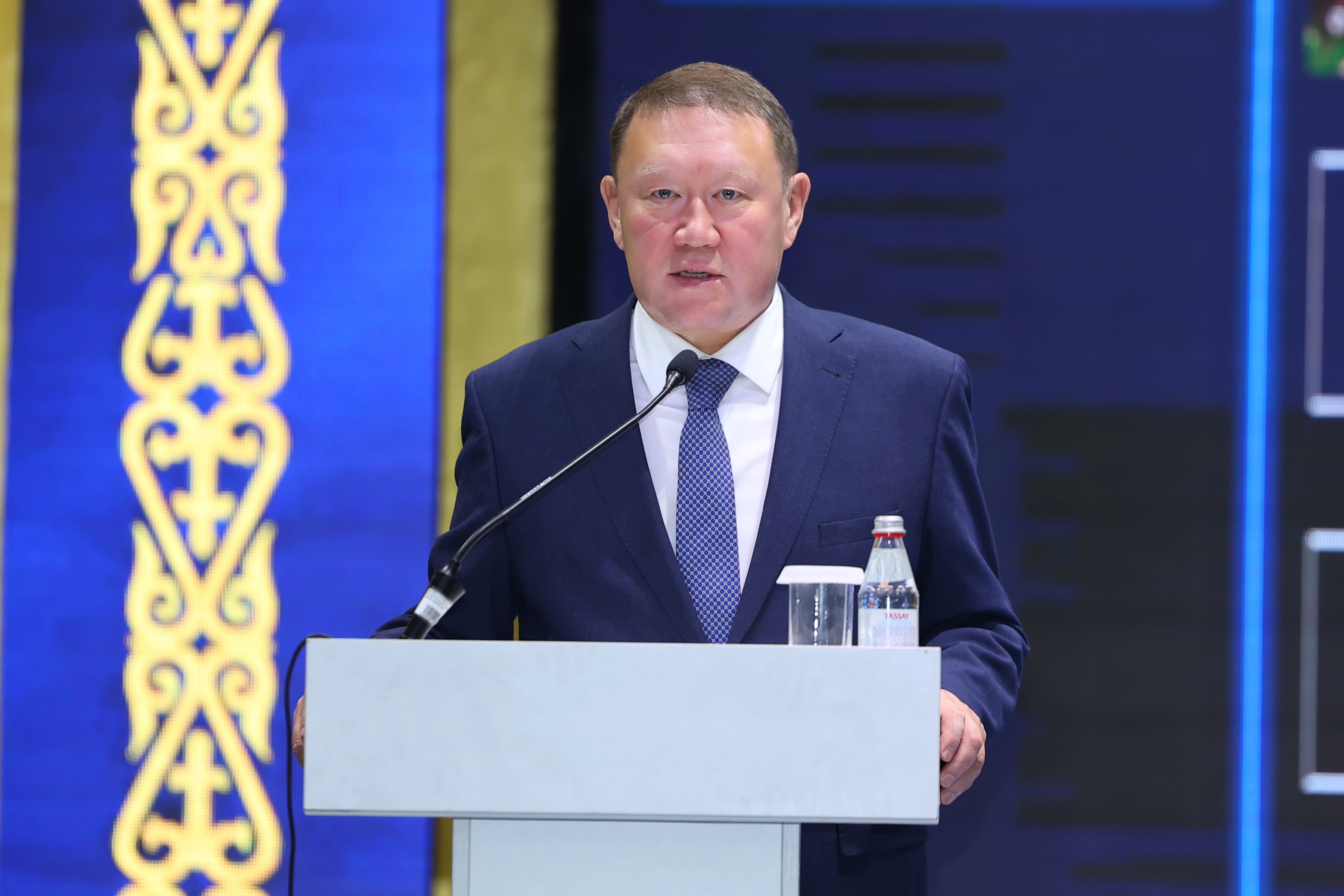 Қостанай облысының әкімі іс-шараға қатысушылар алдында сөз сөйлейді.