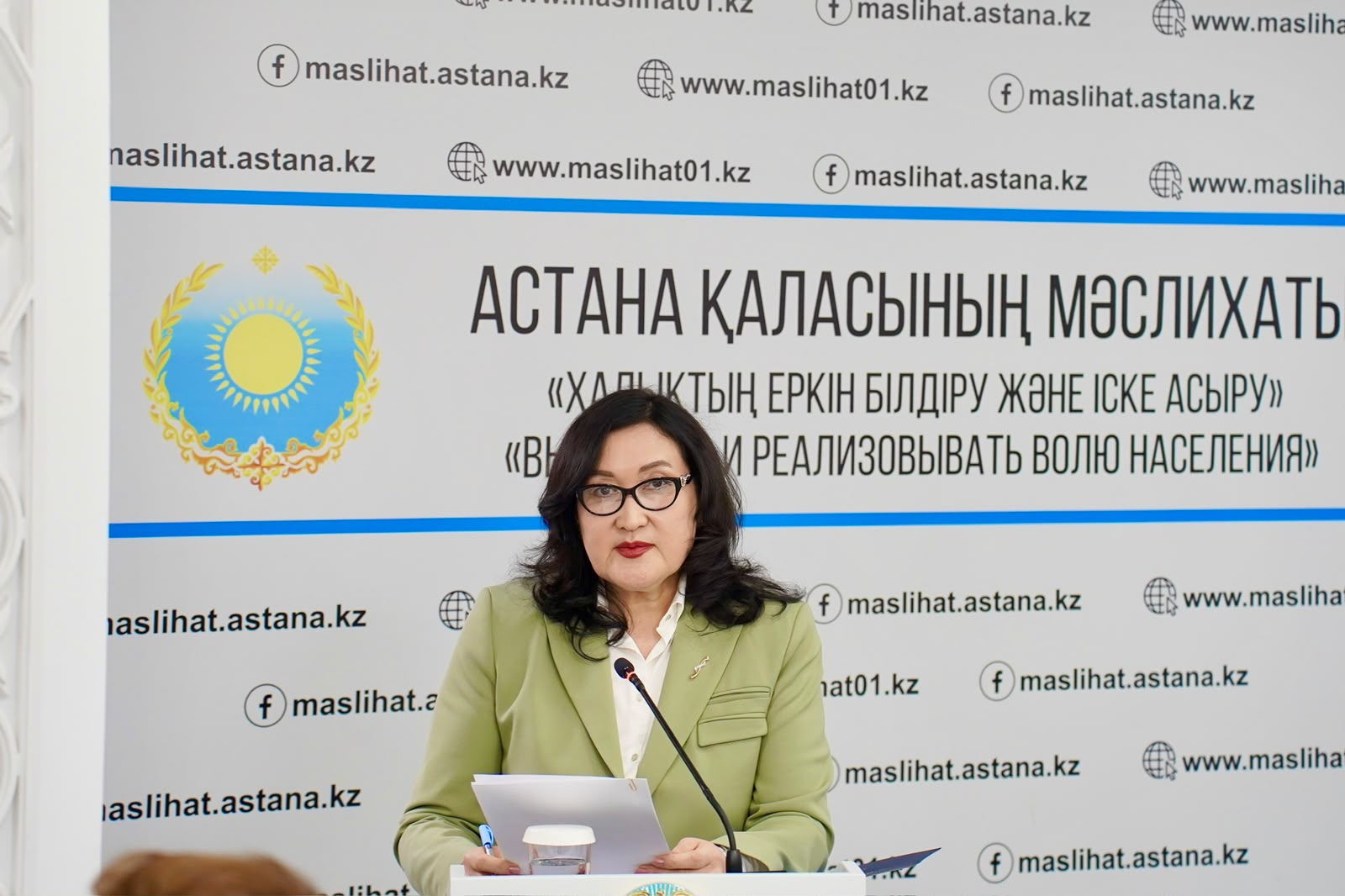 Астана қаласының мәслихаты алдында сөйлеп тұрған әйел.