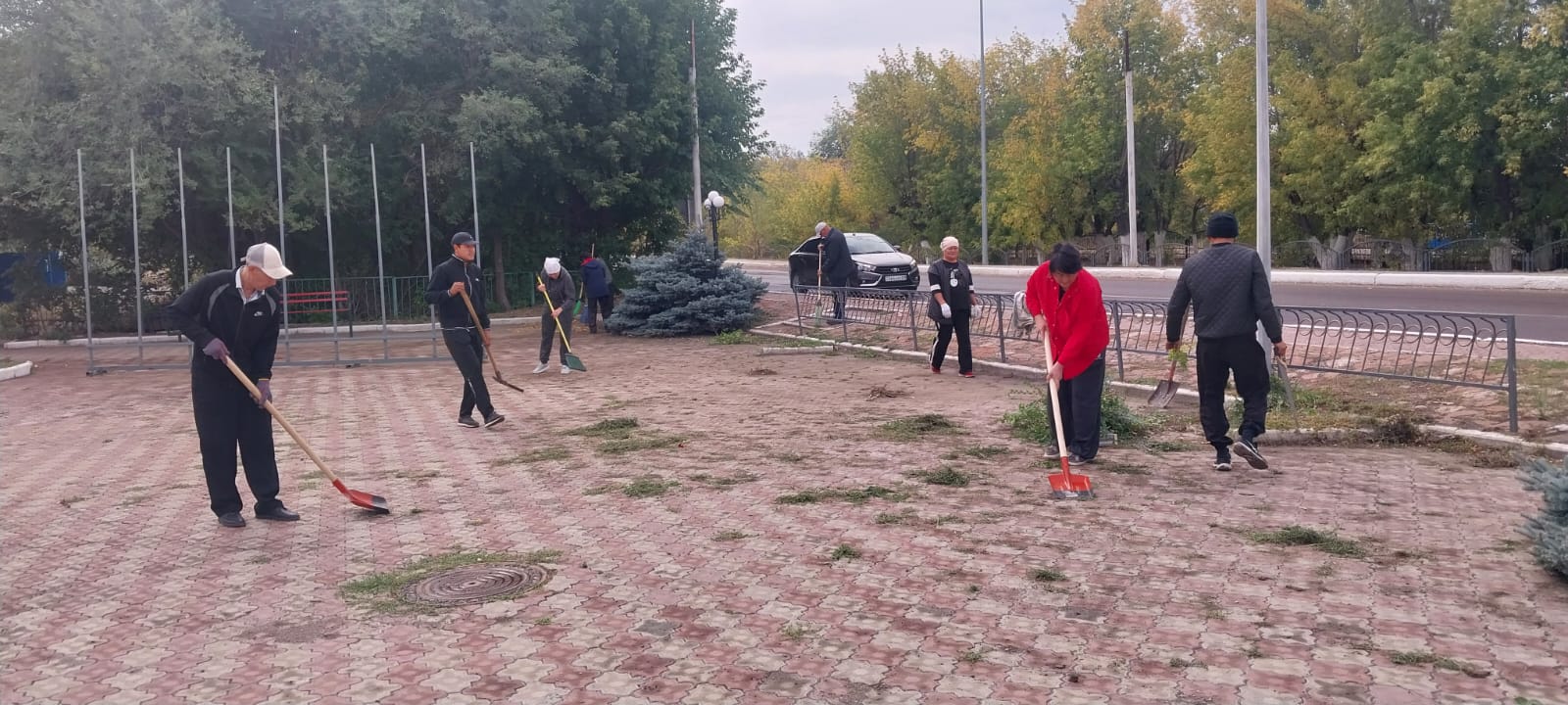 В поселке Ботакара начались осенние субботники