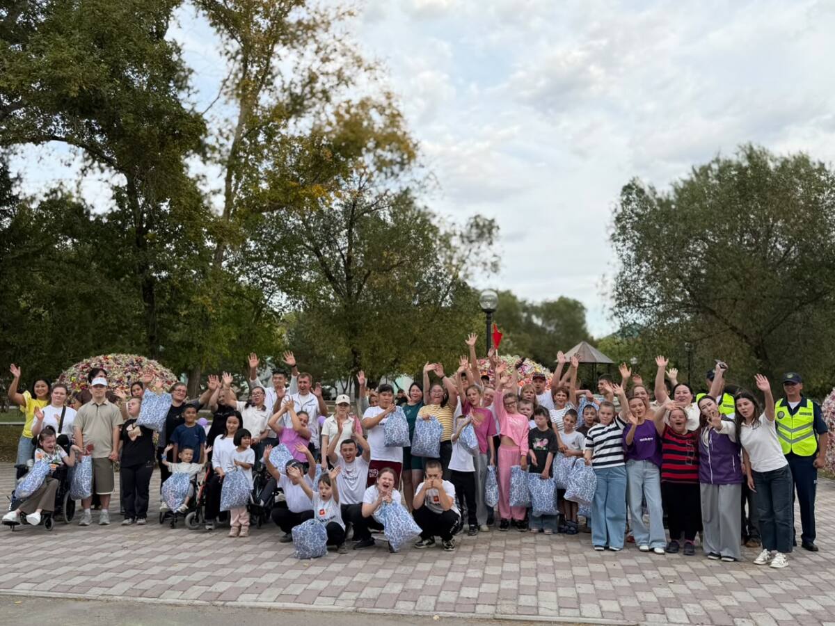 Саябақта жиналған балалардың топтық суреті.