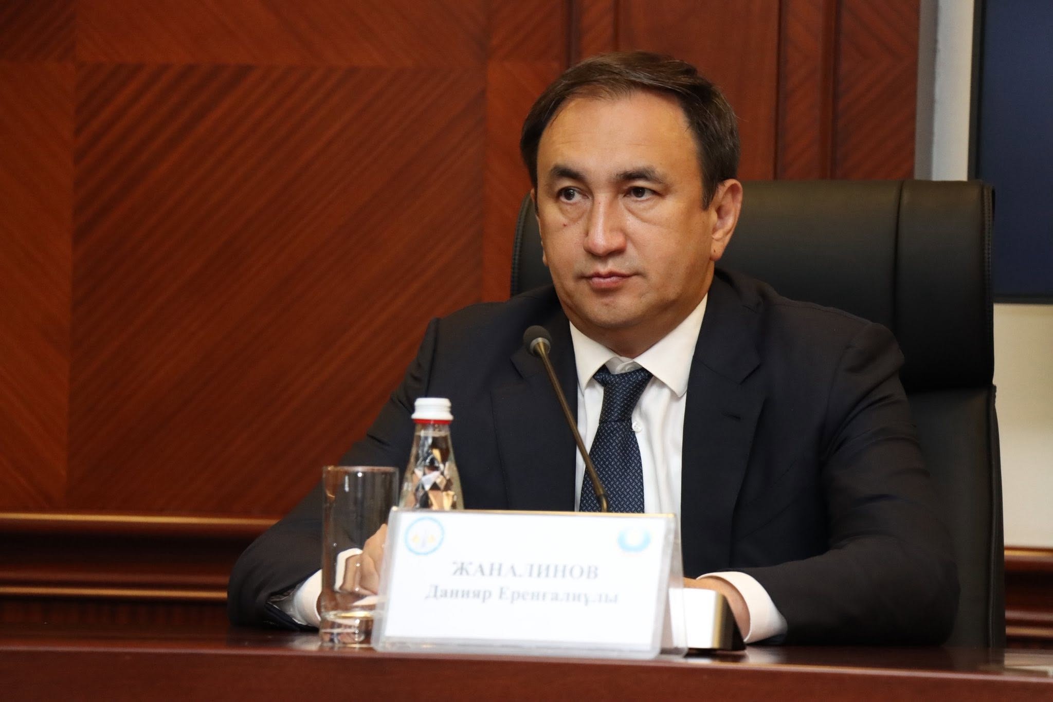 Сессияда үстел басында отырған облыс әкімінің бірінші орынбасары Жаналинов Данияр Еренғалиұлы.