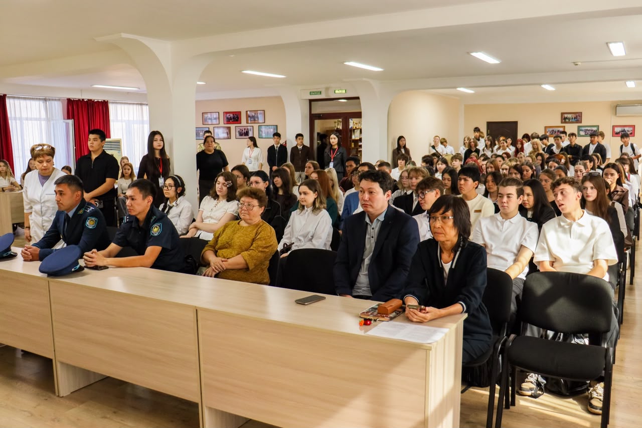 ҚАЕУ-дың 200-ден астам  бірінші курс студенттері полицейлермен қауіпсіздік пен жауапкершілік туралы әңгімелесті