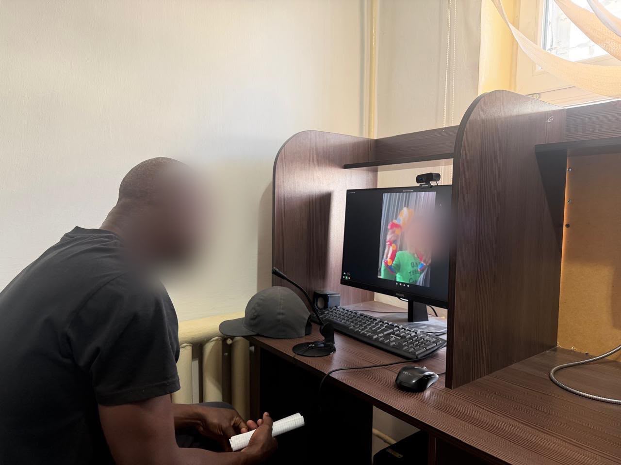 Бір жылдық сағыныштан кейін: Камерун азаматы отбасымен алғаш рет байланысқа шықты