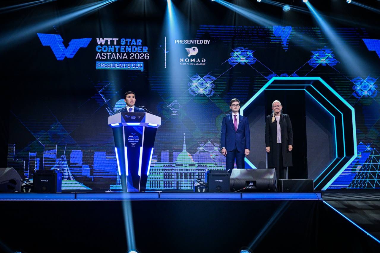 WTT Star Contender Astana 2026 President's Cup турнирінің сахнасында сөйлеп тұрған спикер және қасындағы қонақтар.