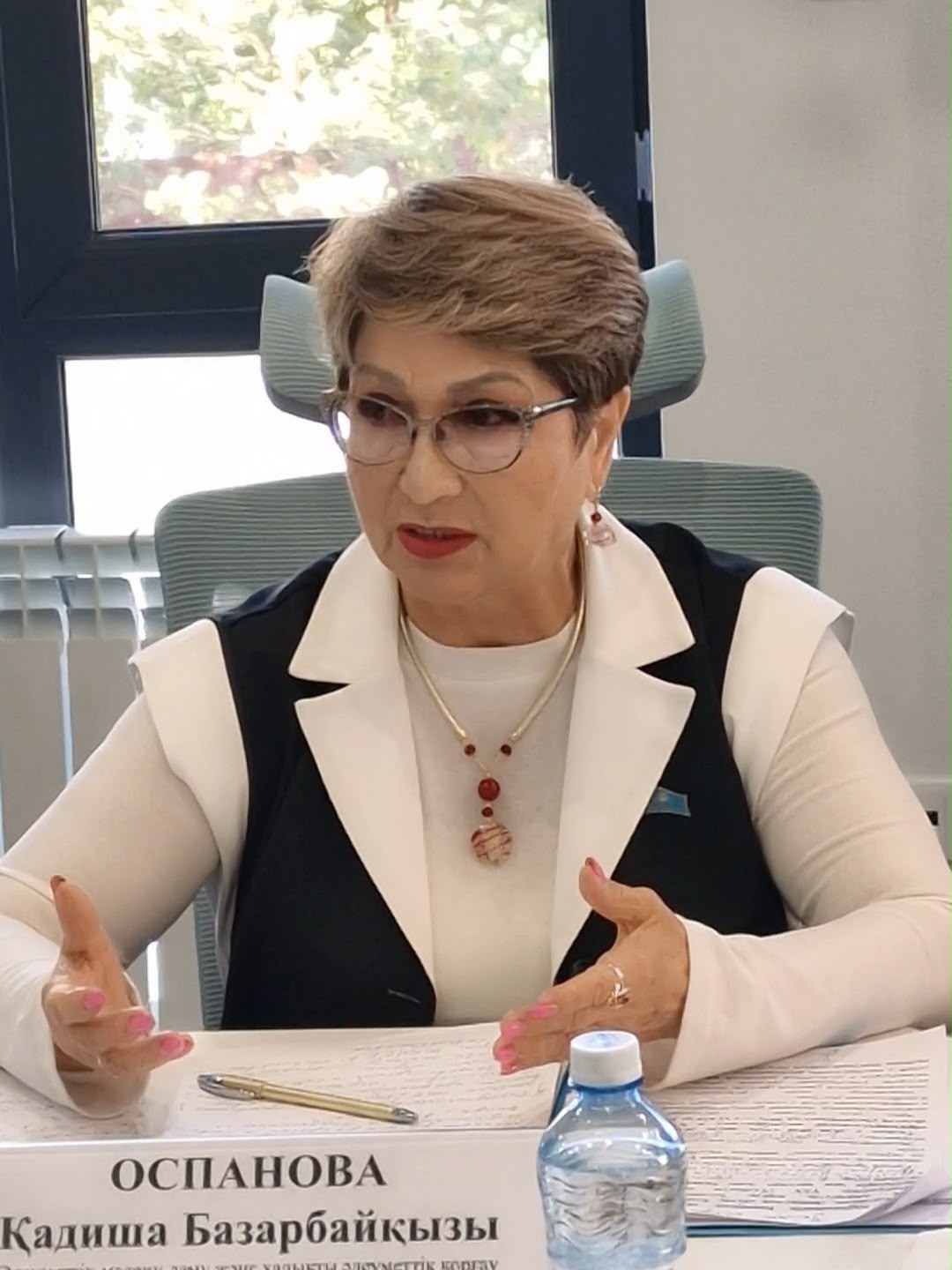 Кеңседе отырған Оспанова Кәдіша Базарбайқызы.