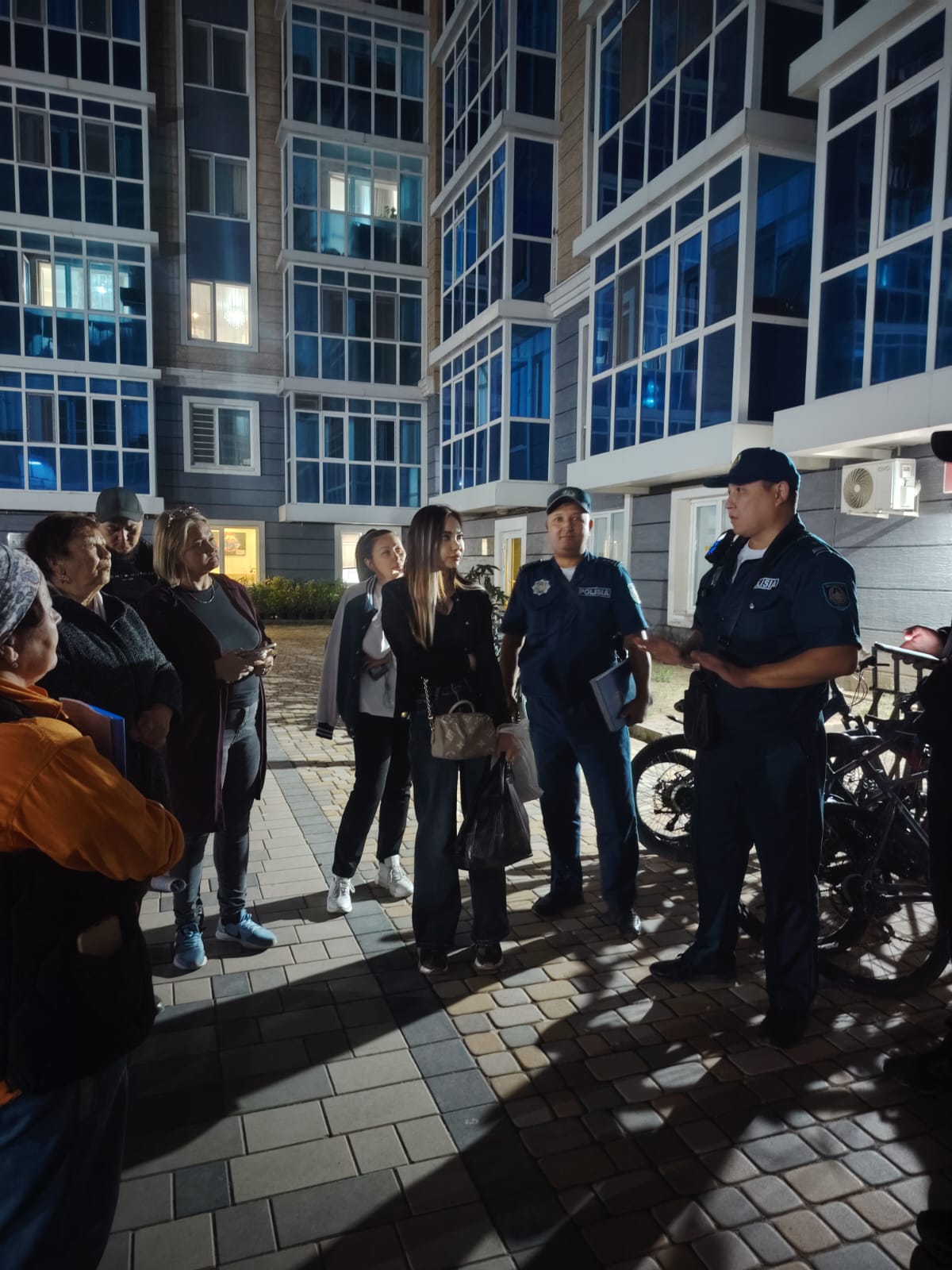 Полиция тұрғындармен балалар қауіпсіздігі мен интернет алаяқтықтың алдын алу мәселелерін талқылады